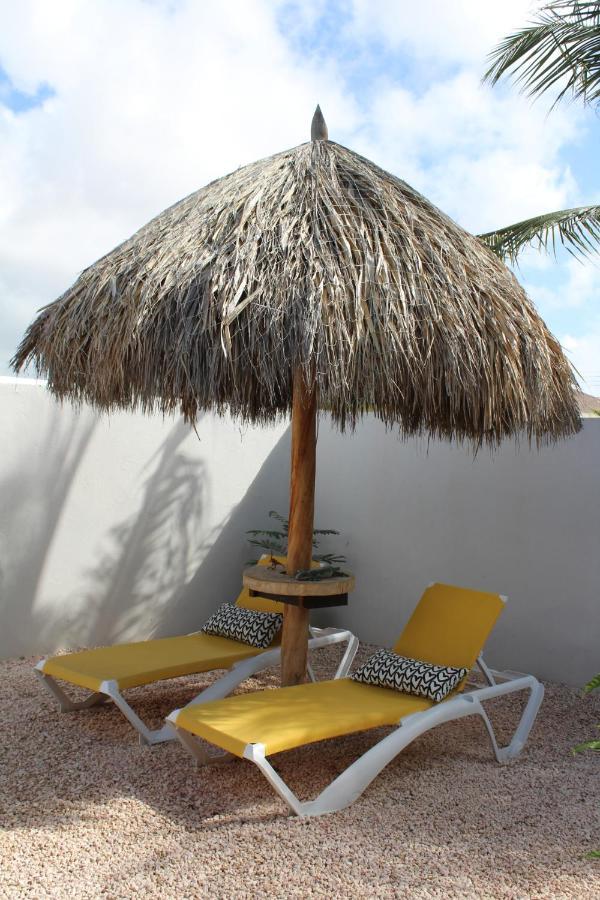 Dancing Iguanas Aparthotel Eagle Beach Exterior photo