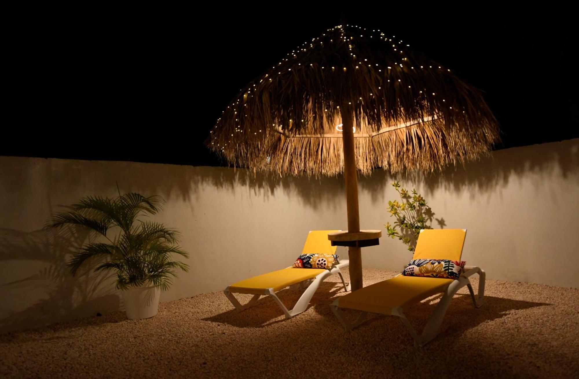 Dancing Iguanas Aparthotel Eagle Beach Exterior photo